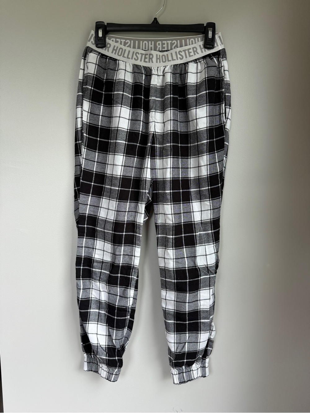 Hollister Women’s Black & White Plaid Pajama Pants | Size: Small
